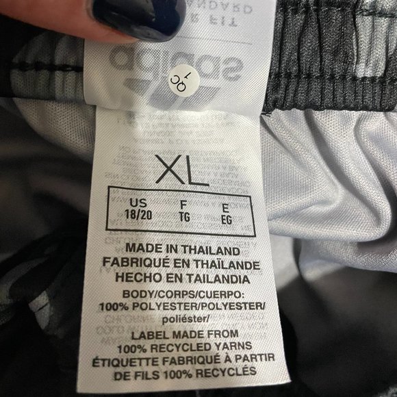 Pull-on red side striped shorts with pockets - Picture 8 of 8